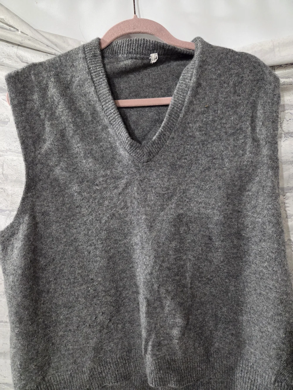 Vintage Men's Gray V-Neck Sweater Vest